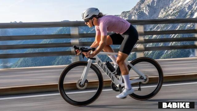 Canyon Aeroad CF SLX 7 Di2 Canyon Aeroad CF SLX 7 Di2